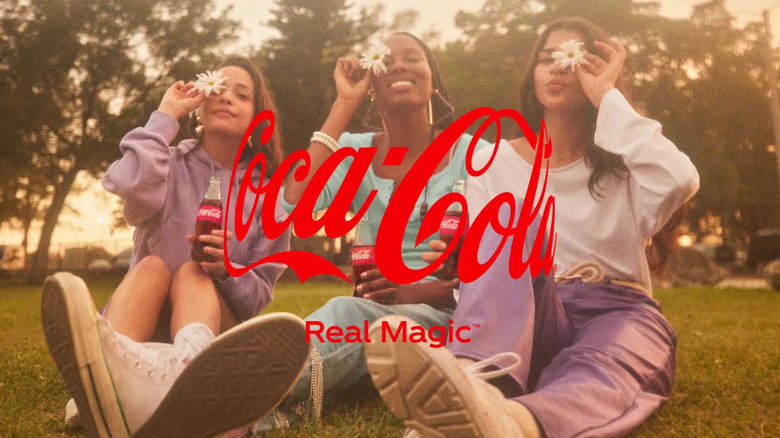 Уникальный шрифт и красный цвет Coca-Cola узнаваем даже без названия бренда.